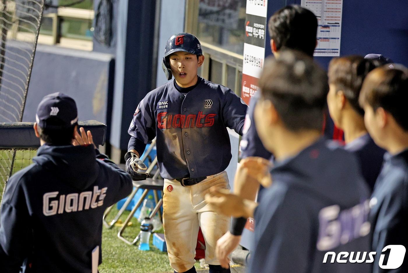 18일 오후 서울 송파구 잠실야구장에서 열린 프로야구 &#39;2024 신한 SOL 뱅크 KBO리그&#39; 롯데 자이언츠와 LG 트윈스의 경기, 7회초 롯데공격 무사 1,2루 상황에서 2루주자 황성빈이 전준우 타석때 발생한 LG 실책으로 득점한 뒤 더그아웃으로 들어오고 있다. 2024.4.18/뉴스1 ⓒ News1 장수영 기자