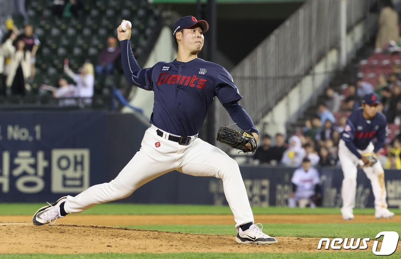 18일 오후 서울 송파구 잠실야구장에서 열린 프로야구 &#39;2024 신한 SOL 뱅크 KBO리그&#39; 롯데 자이언츠와 LG 트윈스의 경기, 7회말 롯데 투수 전미르가 역투하고 있다. 2024.4.18/뉴스1 ⓒ News1 장수영 기자