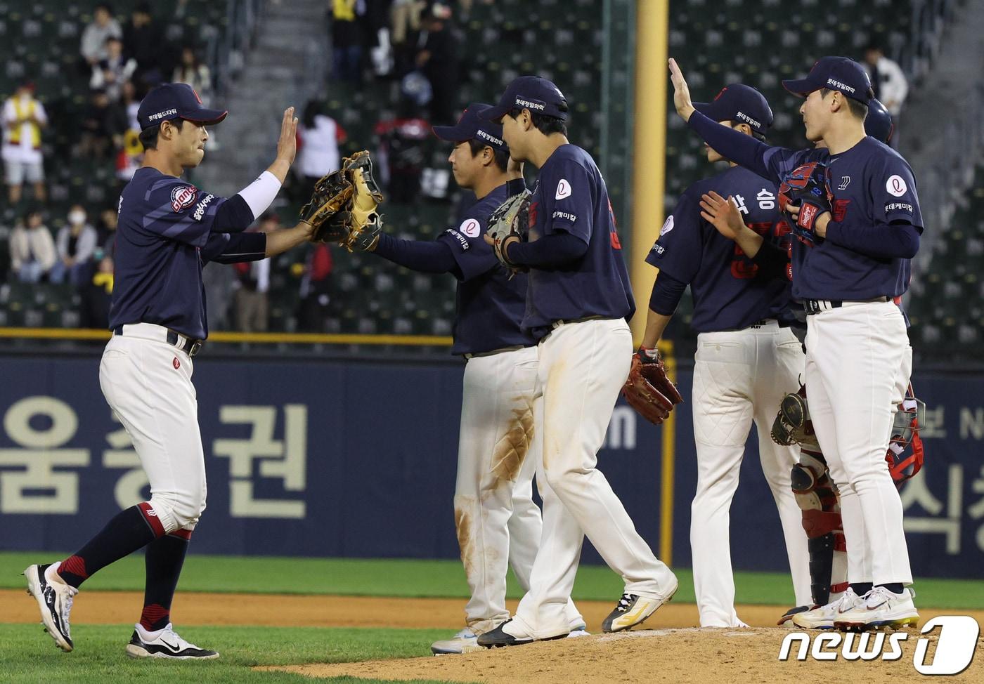 18일 오후 서울 송파구 잠실야구장에서 열린 프로야구 &#39;2024 신한 SOL 뱅크 KBO리그&#39; 롯데 자이언츠와 LG 트윈스의 경기를 9대2로 이긴 롯데 선수들이 승리를 자축하고 있다. 롯데는 이날 승리로 8연패를 끊어냈다. 2024.4.18/뉴스1 ⓒ News1 장수영 기자