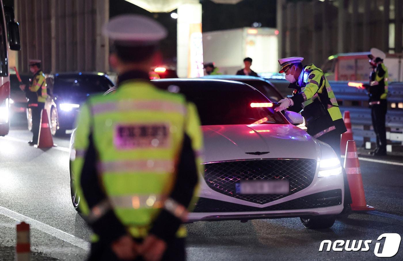 18일 오후 경기도 성남시 분당구 서울톨게이트에서 경찰 관계자들이 고속도로 음주운전 및 체납 차량 단속을 실시하고 있다. 2024.4.18/뉴스1 ⓒ News1 김성진 기자