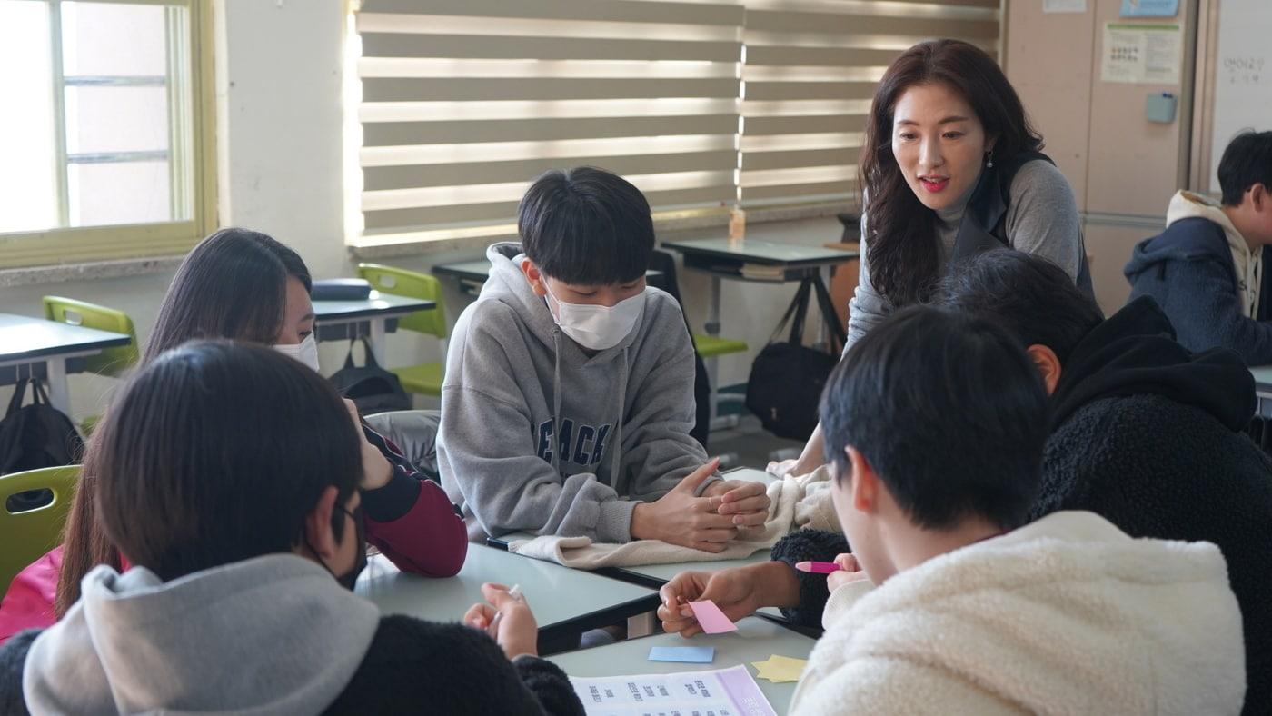 LG생활건강은 대한적십자사와 함께 하는 &#39;더불U 캠페인&#39;의 일환으로 학교폭력 예방 교육인 &#39;학교야 웃자!&#39; 프로그램을 시작했다.&#40;LG생활건강제공&#41;