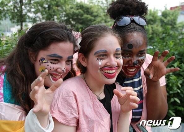 19일 충북 음성군이 음성품바축제 외국인 관광객을 위한 관광상품을 개발한다고 밝혔다. 사진은 품바 분장을 한 외국인 관광객.&#40;음성군 제공&#41;2024.4.19/뉴스1 