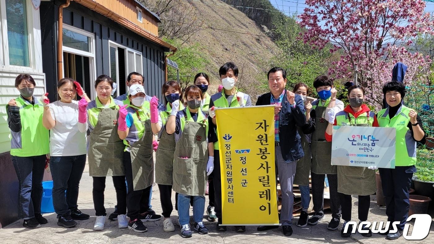 강원랜드 카지노의 테이블게임2팀 직원들이 19일 정선군 고한읍행정복지센터를 찾아 취약계층 아이들을 위한 자전거 7대를 기부하고 기념사진을 촬영하고 있다. &#40;정선군 제공&#41; 2024.4.19/뉴스1