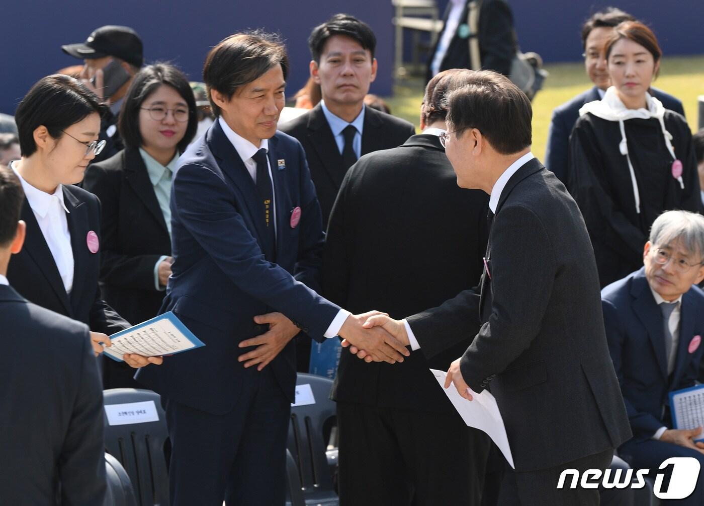 이재명 더불어민주당 대표와 조국 조국혁신당 대표가 19일 서울 강북구 국립4.19민주묘지에서 열린 ‘제64주년 4.19혁명 기념식’에 참석해 인사하고 있다. &#40;공동취재&#41; 2024.4.19/뉴스1 ⓒ News1 박지혜 기자