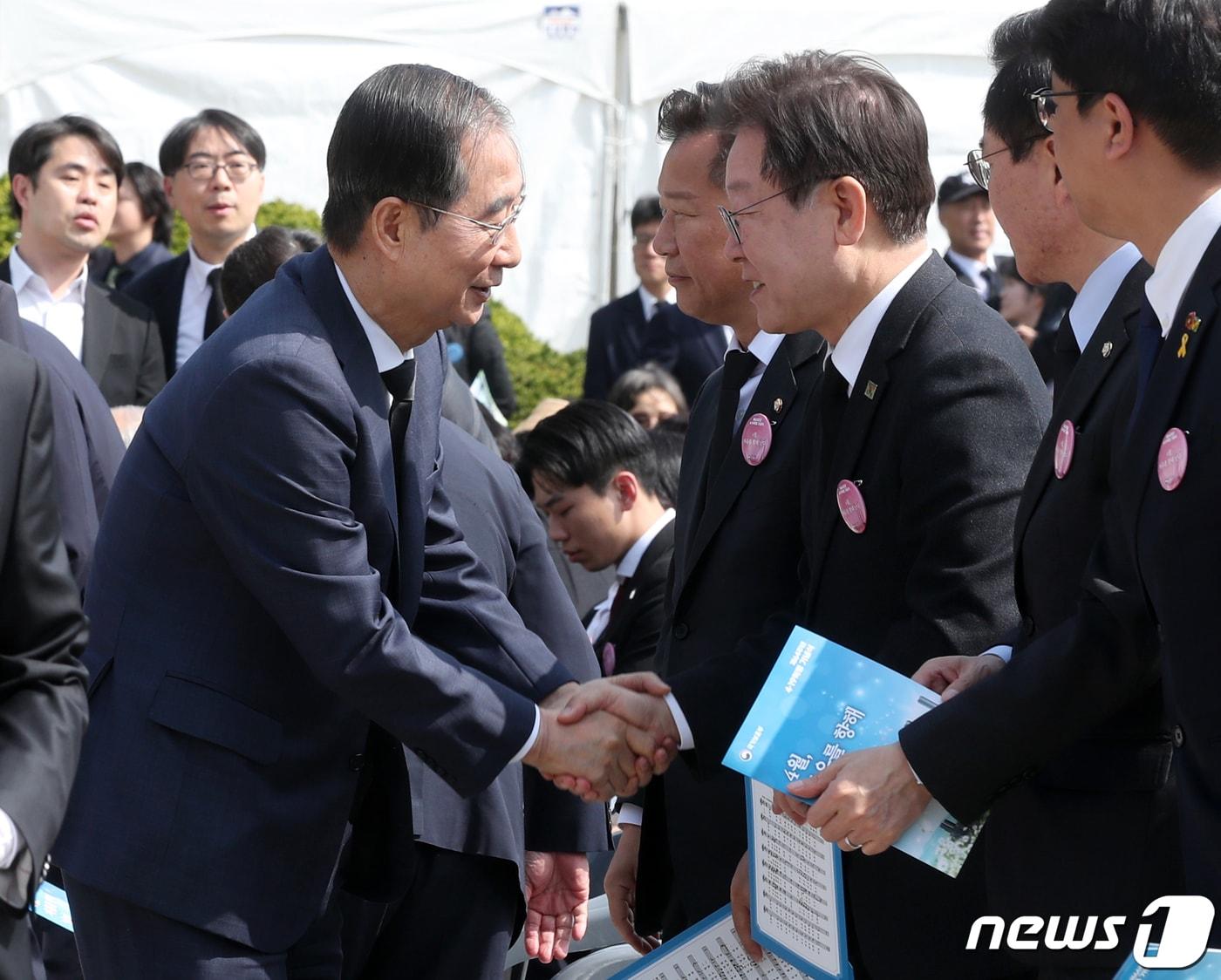 한덕수 국무총리와 이재명 더불어민주당 대표가 19일 서울 강북구 국립4.19민주묘지에서 열린 ‘제64주년 4.19혁명 기념식’에 참석해 인사하고 있다. &#40;공동취재&#41; 2024.4.19/뉴스1 ⓒ News1 박지혜 기자