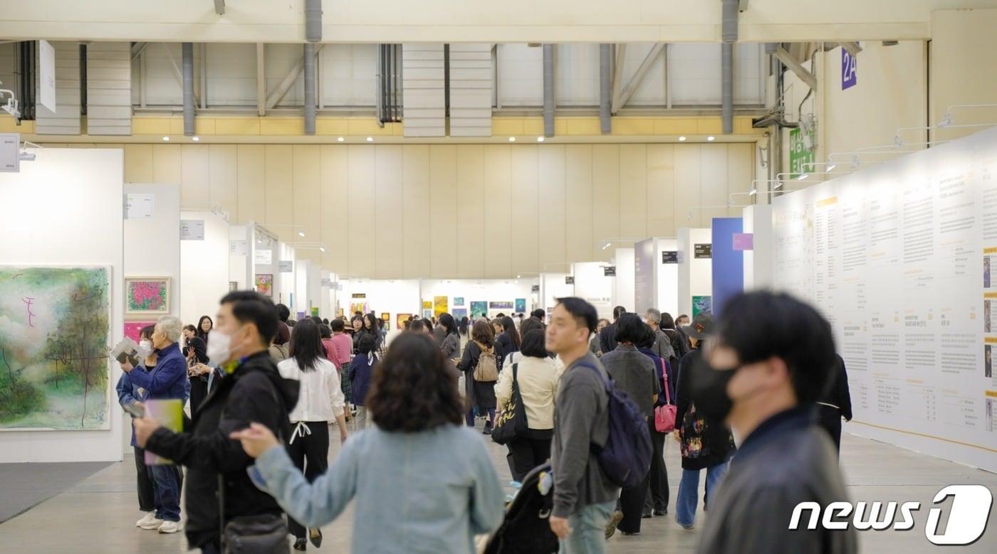 부산 벡스코에서 열린 부산국제화랑아트페어를 찾은 관람객들의 모습. &#40;부산국제화랑아트페어 제공&#41; ⓒ News1 DB