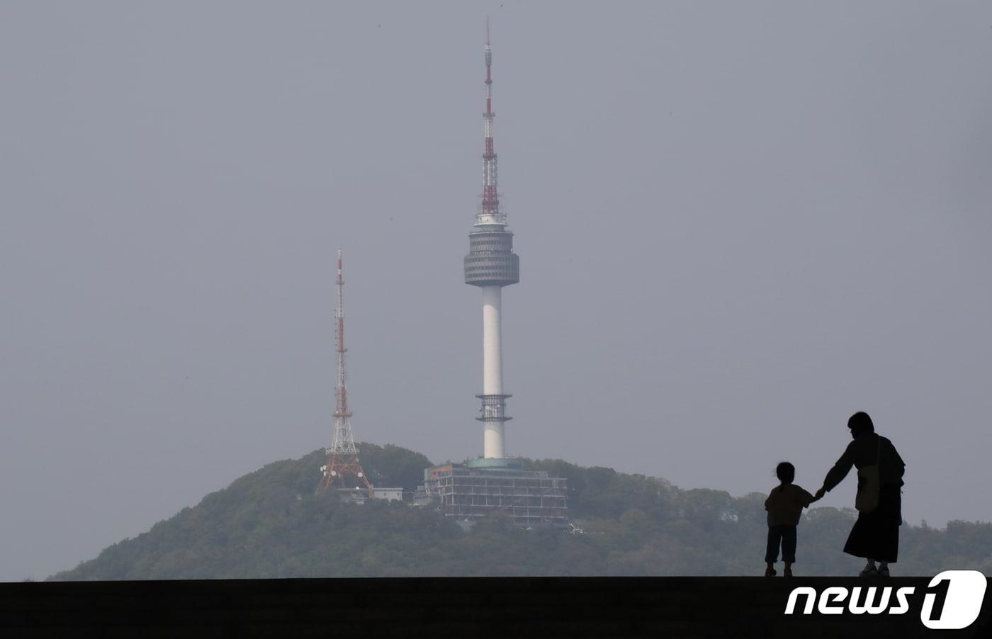 미세먼지 농도가 &#39;나쁨&#39; 수준을 보인 19일 서울 용산구 국립중앙박물관에서 바라본 하늘이 뿌옇다. ⓒ News1 권현진 기자