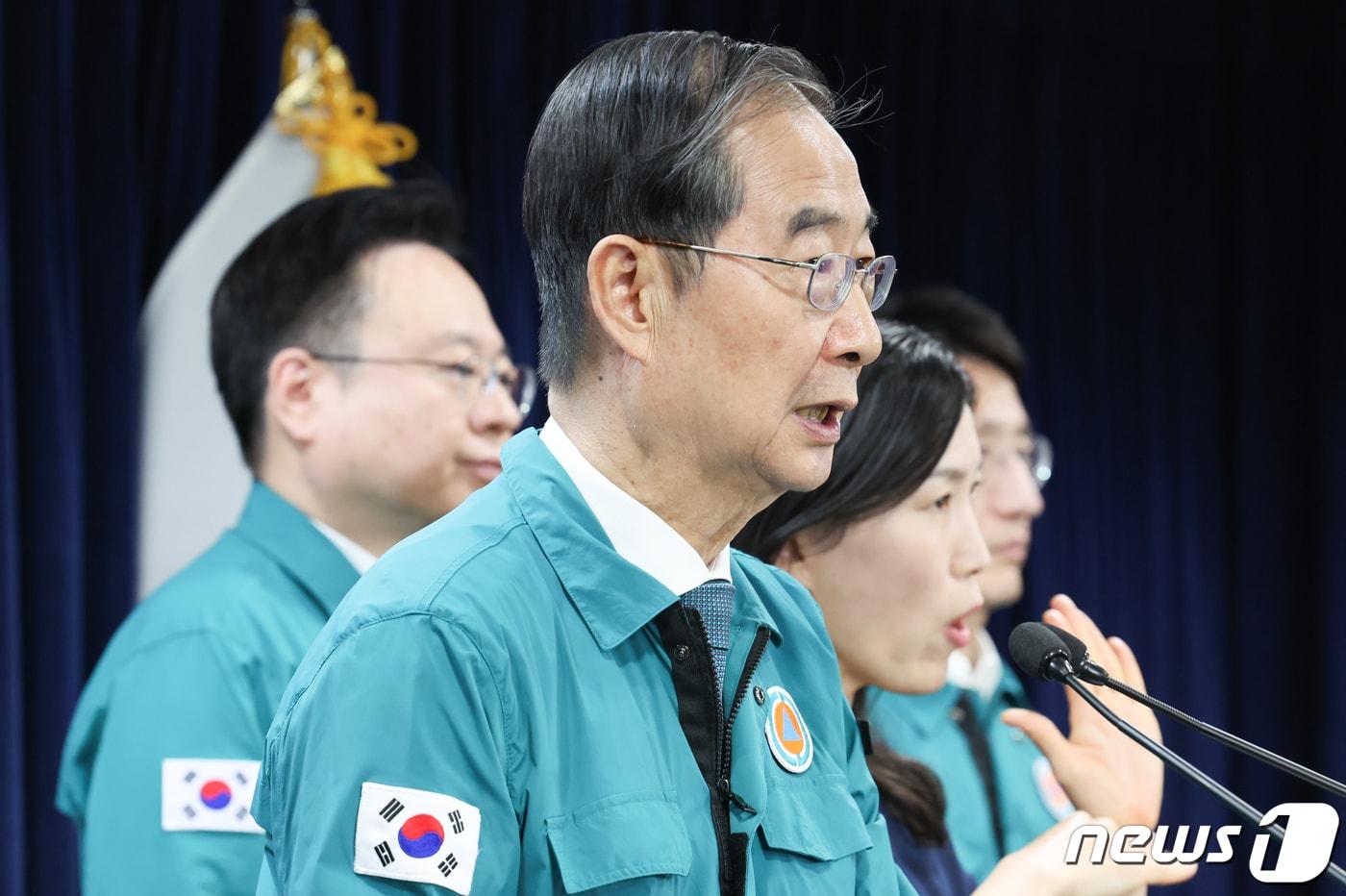 한덕수 국무총리가 19일 서울 종로구 정부서울청사에서 열린 의대증원 관련 특별 브리핑에서 거점국립대 총장 건의에 대한 정부입장을 발표하고 있다. 2024.4.19/뉴스1 ⓒ News1 허경 기자