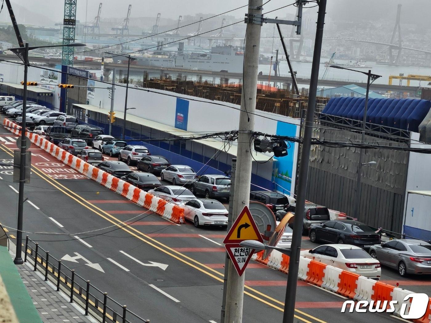 부산 남구 우암동 H건설 아파트 공사현장 앞 2개 차로가 주차장으로 이용되고 있다.2024.4.19. 손연우 기자