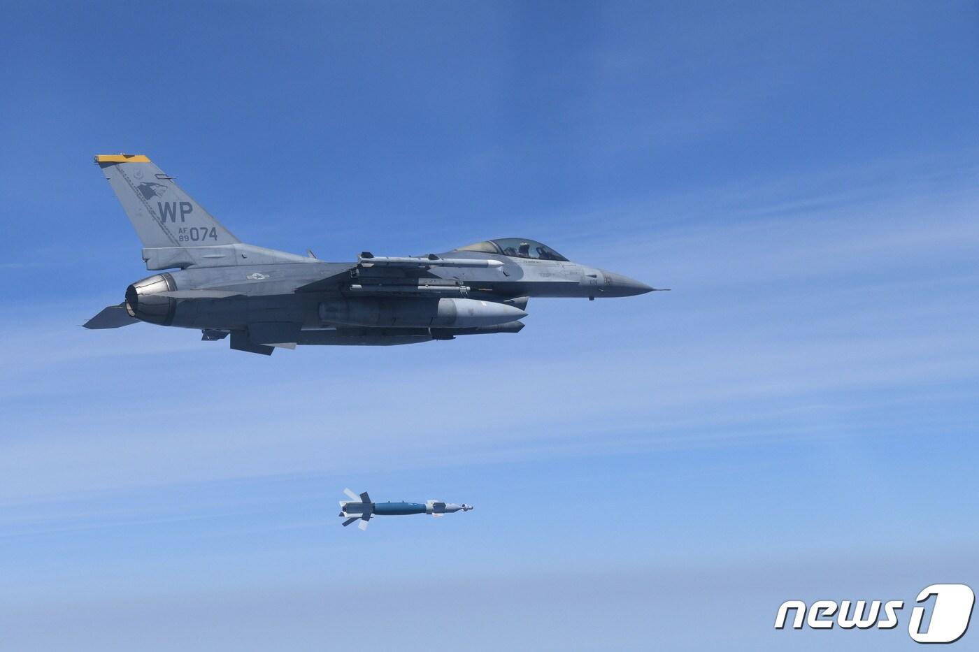 미 공군 F-16가 19일 강원도 필승사격장 열린 한미 연합 실사격훈련에서 지상 표적을 향해 GBU-12 공대지미사일을 발사하고 있다. &#40;공군 제공&#41; 2024.4.19/뉴스1