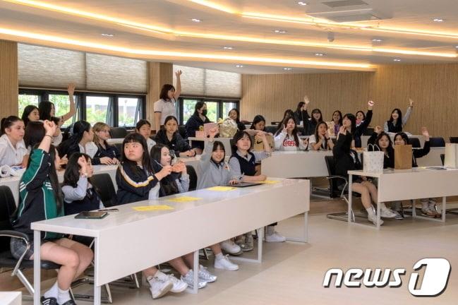 전주대학교사범대학부설고등학교&#40;이하 전주사대부고&#41;는 최근 호주 시드니 버우드 걸스 하이스쿨 학생들을 초청, 국제교류수업을 진행했다&#40;전북교육청 제공&#41;/뉴스1