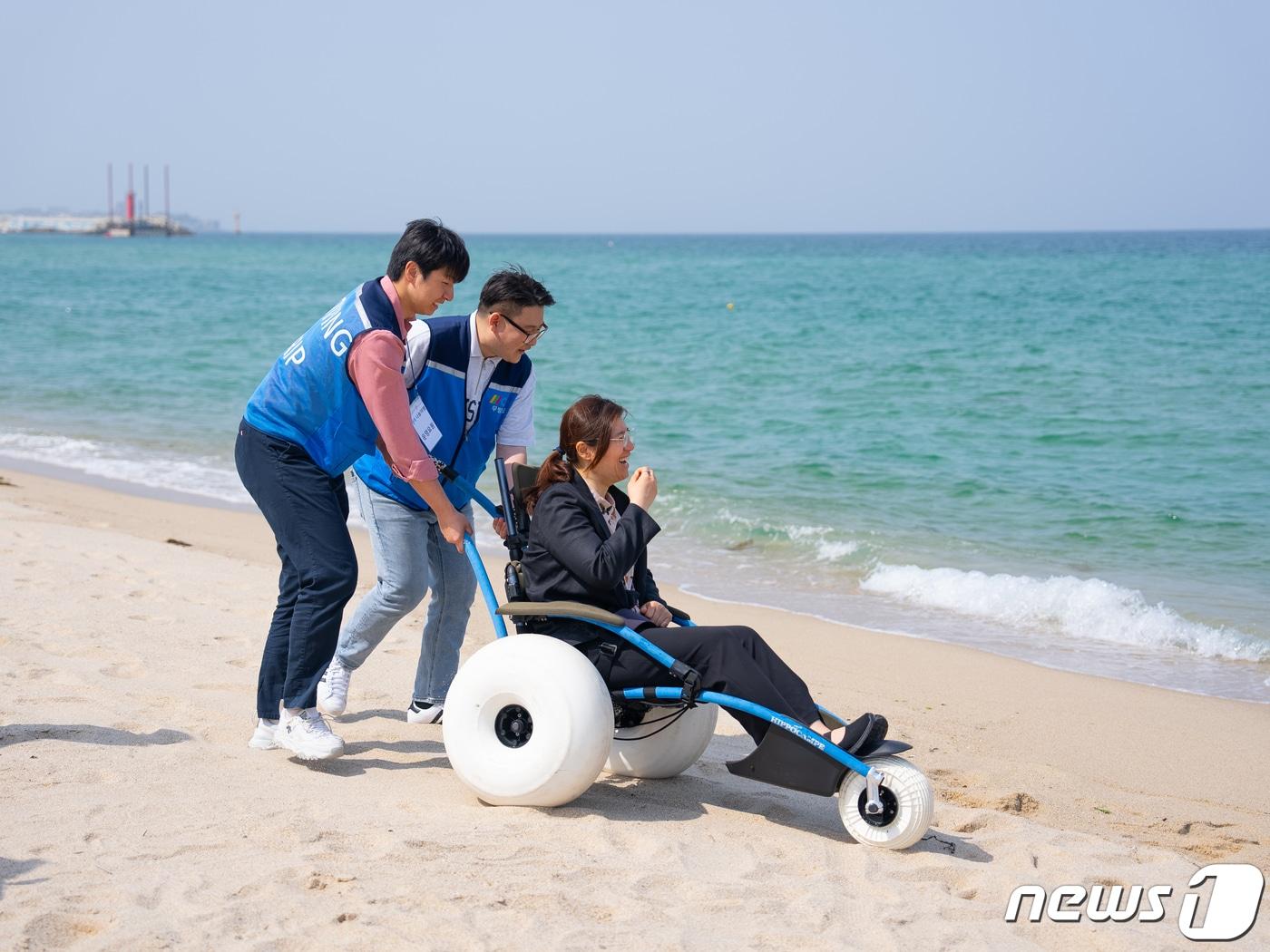 수상 휠체어를 체험하고 있는 장미란 차관&#40;한국관광공사 제공&#41;