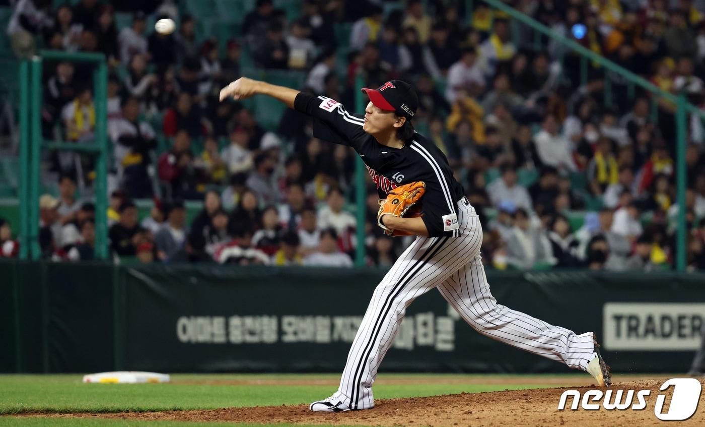 19일 오후 인천시 미추홀구 문학동 SSG랜더스필드에서 열린 프로야구 &#39;2024 신한 SOL 뱅크 KBO리그&#39; SSG 랜더스와 LG 트윈스의 경기, 8회말 LG 교체 투수 최동환이 역투하고 있다. 2024.4.19/뉴스1 ⓒ News1 김명섭 기자