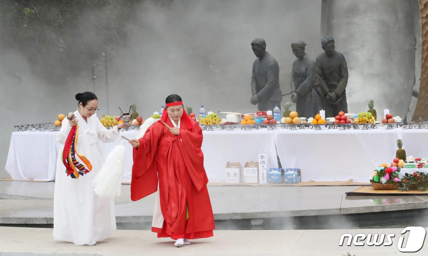 제76주년 4·3희생자 추념식을 하루 앞둔 2일 오전 주정공장수용소 4·3역사관 야외공원에서 제4회 제주4·3행방불명희생자 위령제 ‘제주큰굿 붓시왕맞이’가 열리고 있다. 2024.4.2/뉴스1 ⓒ News1 오현지 기자