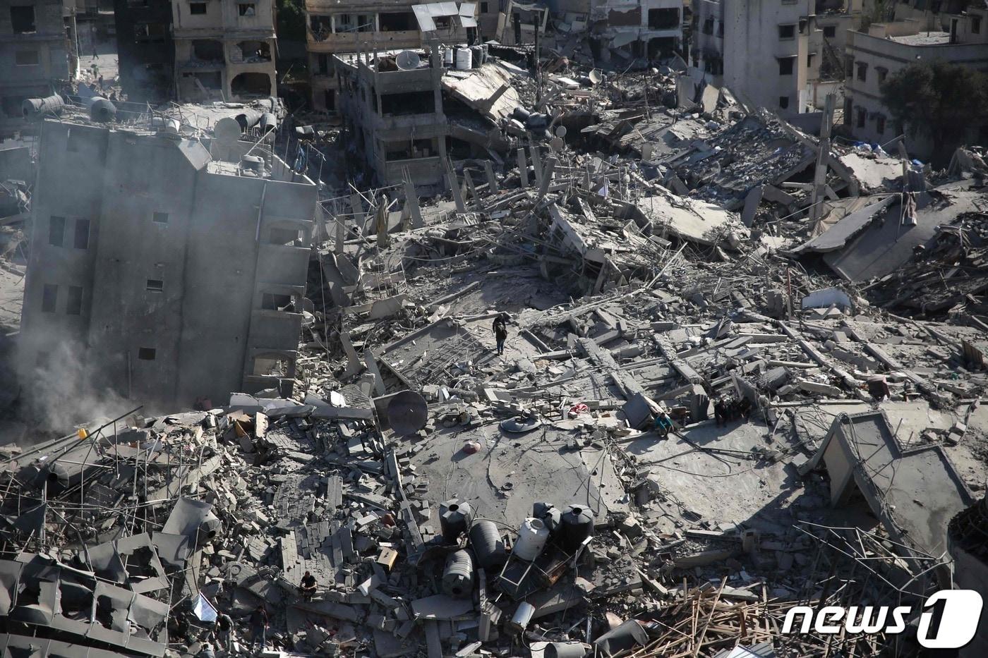 폐허가 된 가자지구 알시파 병원을 팔레스타인인들이 둘러보고 있다. 2024.04.01.  ⓒ AFP=뉴스1