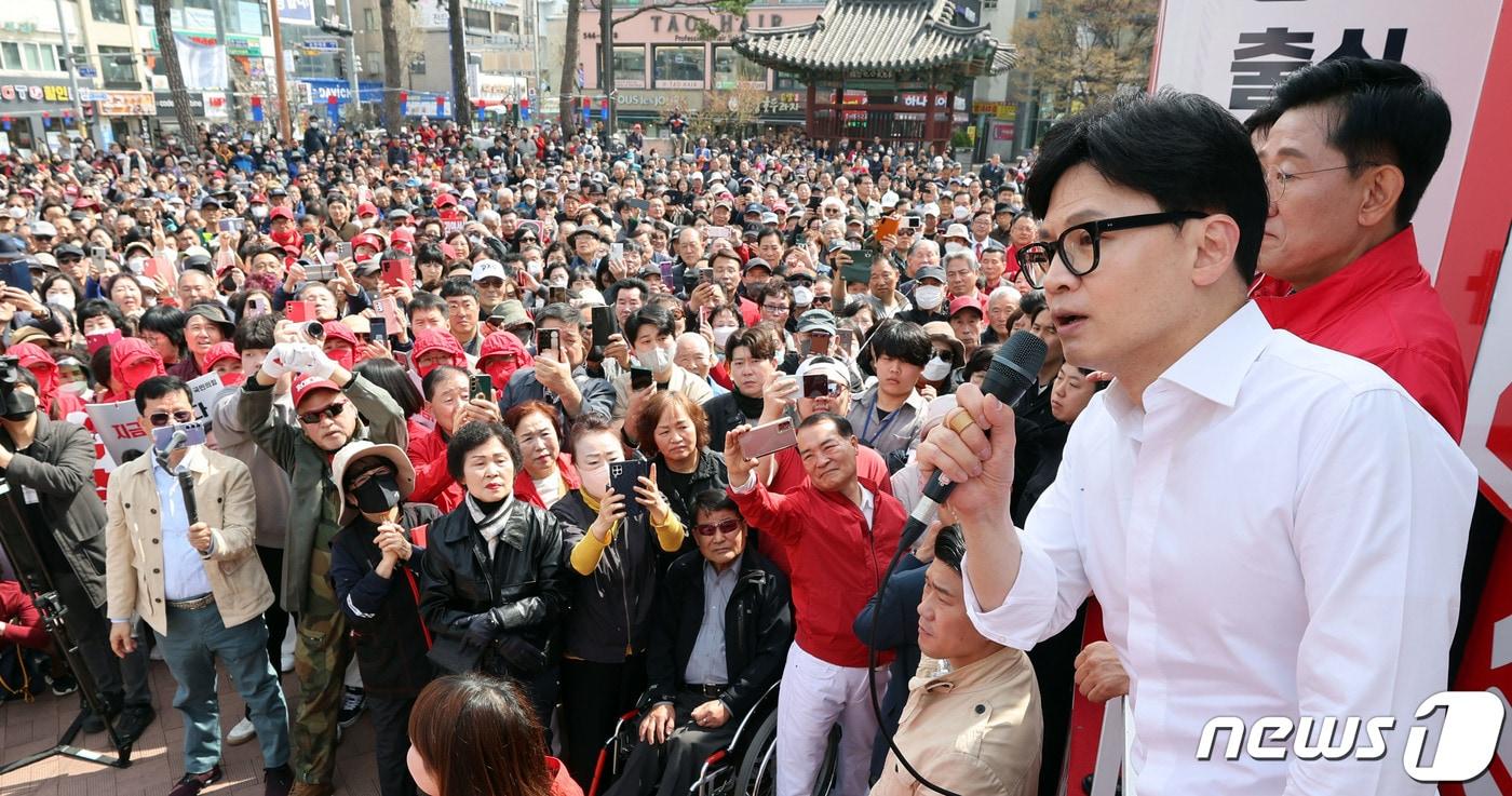 한동훈 국민의힘 총괄선거대책위원장이 2일 오전 충남 아산시 온양온천역 앞 광장에서 김영석 아산시갑·전만권 아산시을 후보의 지지를 호소하고 있다. &#40;공동취재&#41; 2024.4.2/뉴스1 ⓒ News1 임세영 기자