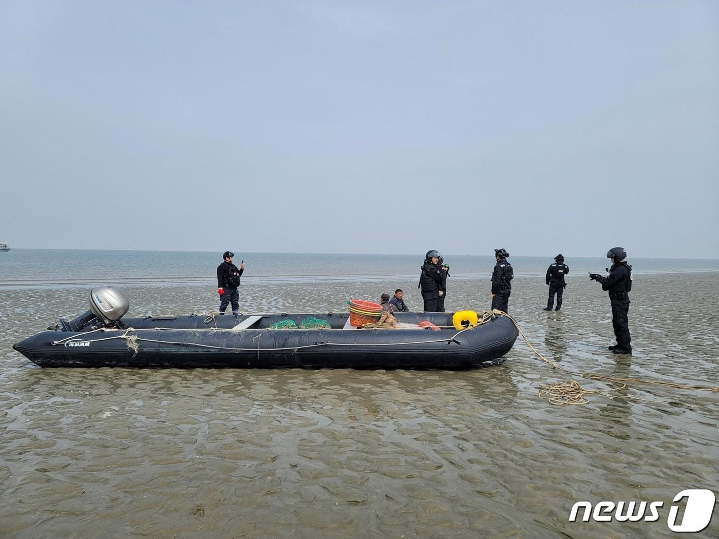 연평도 인근 해상에서 불법조업하다 적발된 중국 고무보트.&#40;해경청 제공&#41;