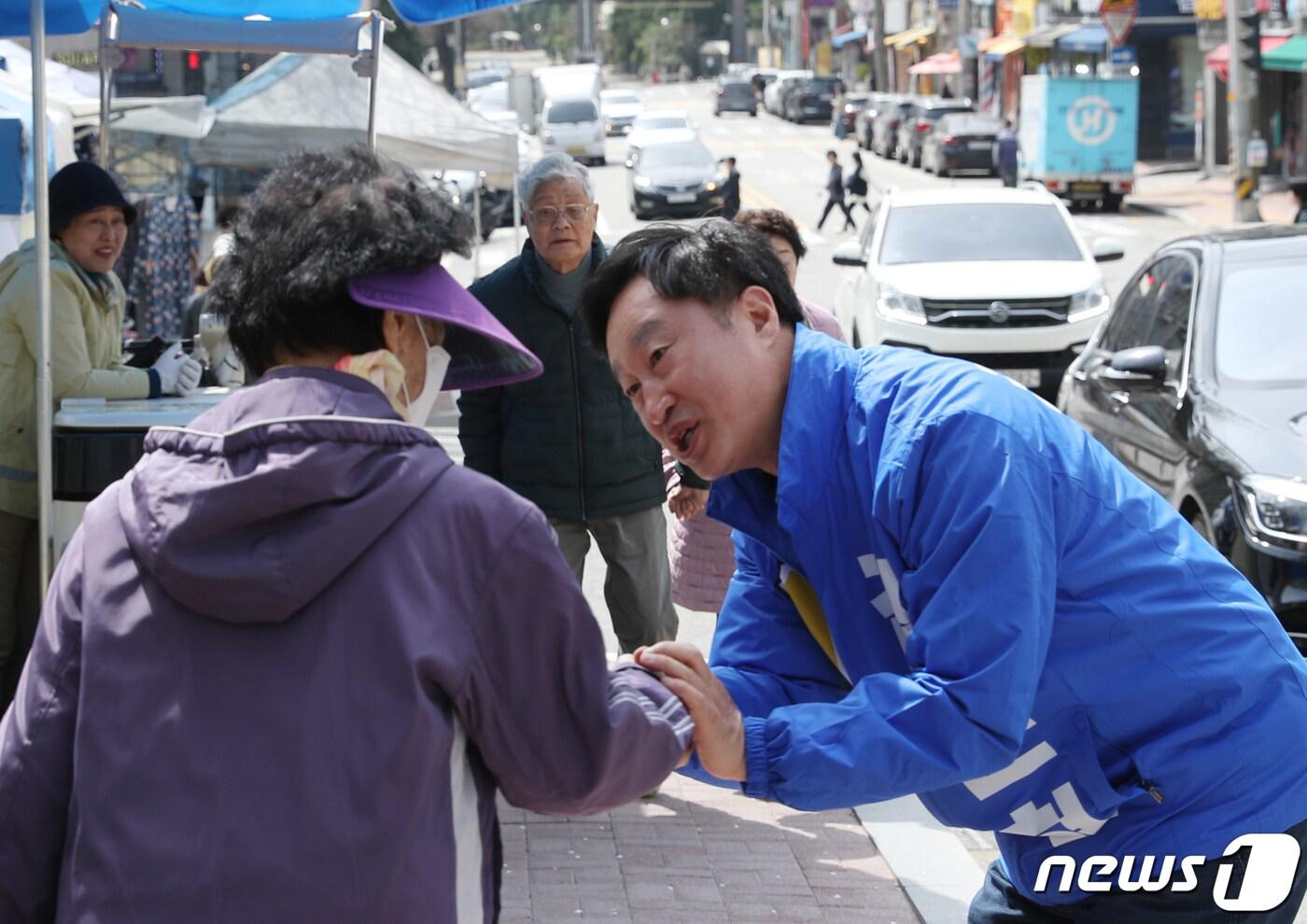 제22대 국회의원 선거 경기 수원정에 출마한 김준혁 더불어민주당 후보가 2일 오전 경기 수원시 영통구 삼성1차아파트에서 시민들에게 인사를 하고 있다. 2024.4.2/뉴스1 ⓒ News1 김영운 기자