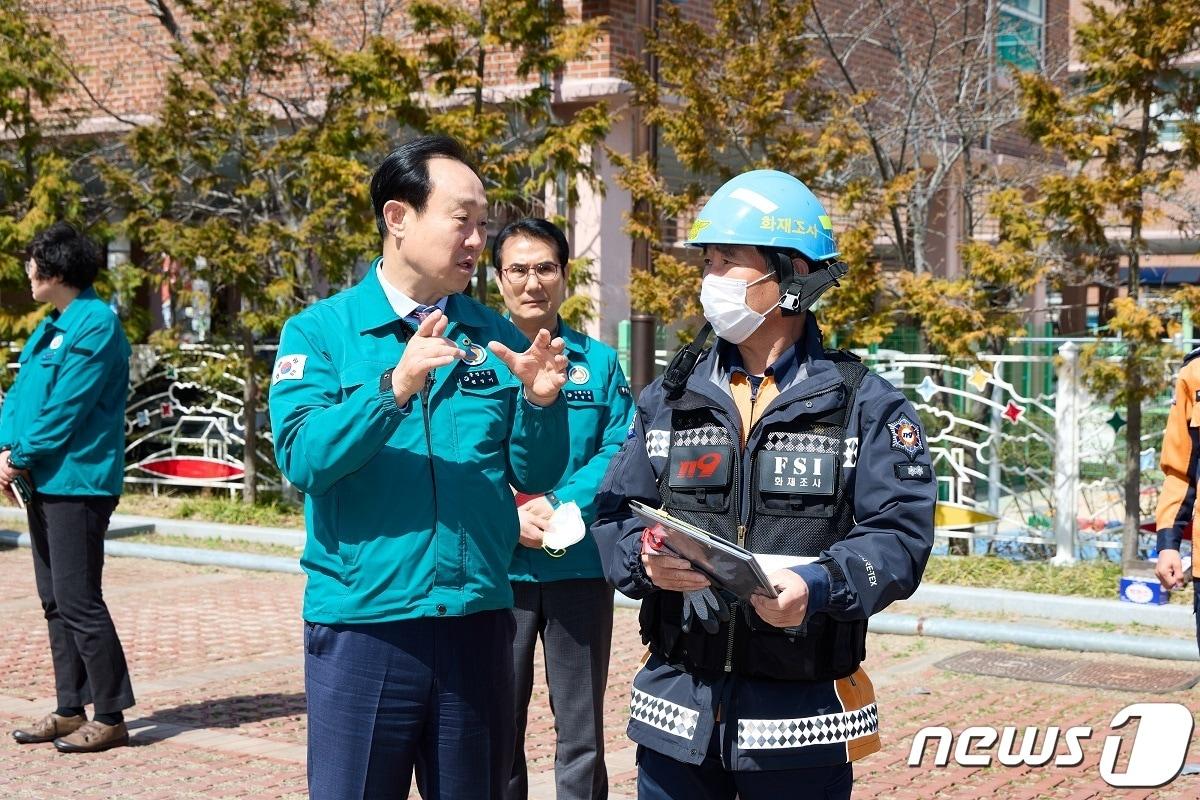 제석초를 방문한 천영기 통영시장이 교육 정상화를 위한 현장 점검을 하고 있다.&#40;통영시 제공&#41;