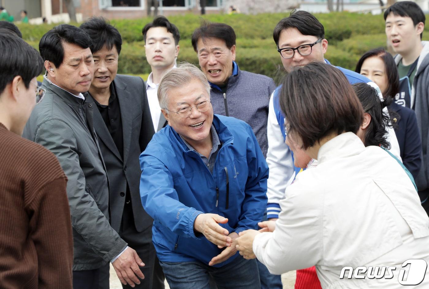 문재인 전 대통령이 2일 울산 중구에 출마하는 더불어민주당 오상택 후보를 응원하기 위해 울산 태화강국가정원을 방문해 시민들에게 악수하며 인사하고 있다.2024.4.2/뉴스1 ⓒ News1 김지혜 기자