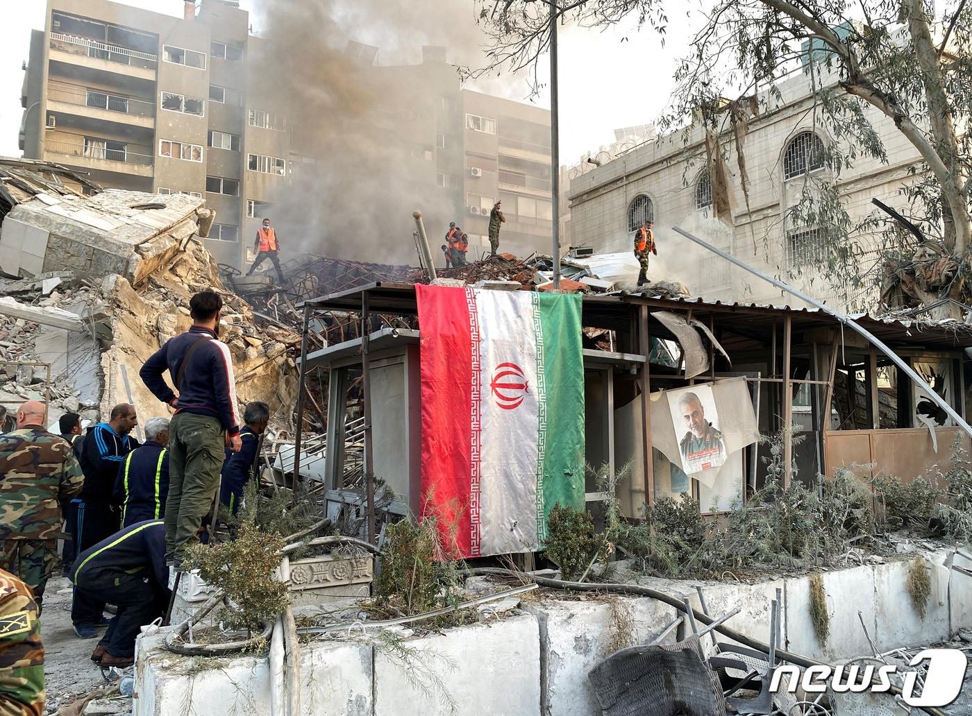 1일&#40;현지시간&#41; 시리아 수도 다마스쿠스 주재 이란 영사관이 공습받아 건물이 무너지고 이란혁명수비대&#40;IRGC&#41; 고위 간부 등 11명이 숨졌다. 이란은 이스라엘을 이번 공격의 배후로 지목했다. 2024.04.01/ ⓒ 로이터=뉴스1 ⓒ News1 박재하 기자