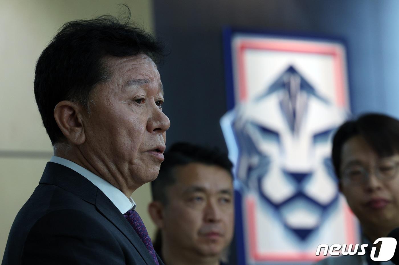 정해성 대한축구협회 국가대표 전력강화위원장이 2일 오후 서울 종로구 신문로 축구회관에서 제5차 전력강화위원회 결과 브리핑을 하고 있다. 2024.4.2/뉴스1 ⓒ News1 박정호 기자