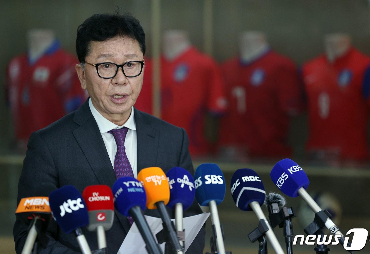 정해성 대한축구협회 국가대표 전력강화위원장이 2일 오후 서울 종로구 신문로 축구회관에서 제5차 전력강화위원회 결과 브리핑을 하고 있다. 2024.4.2/뉴스1 ⓒ News1 박정호 기자