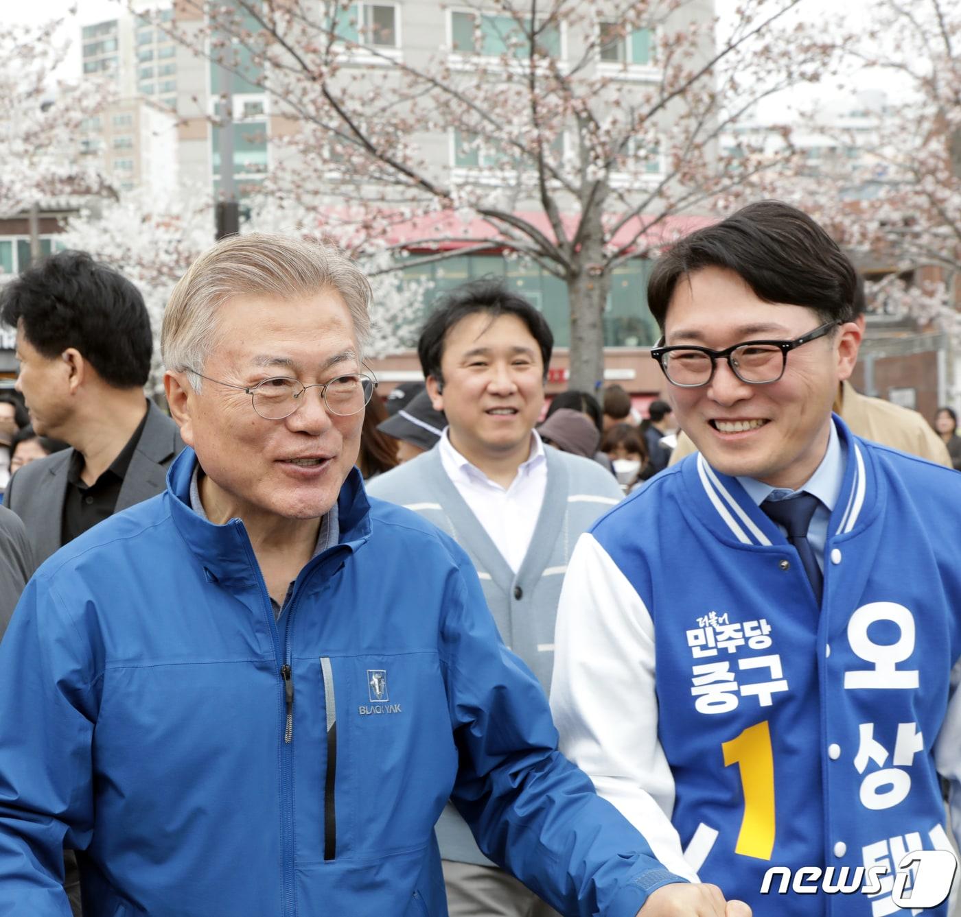 문재인 전 대통령이 2일 울산 중구에 출마하는 더불어민주당 오상택 후보를 응원하기 위해 울산 태화강국가정원을 방문해 오 후보와 나란히 걷고 있다.2024.4.2/뉴스1 ⓒ News1 김지혜 기자