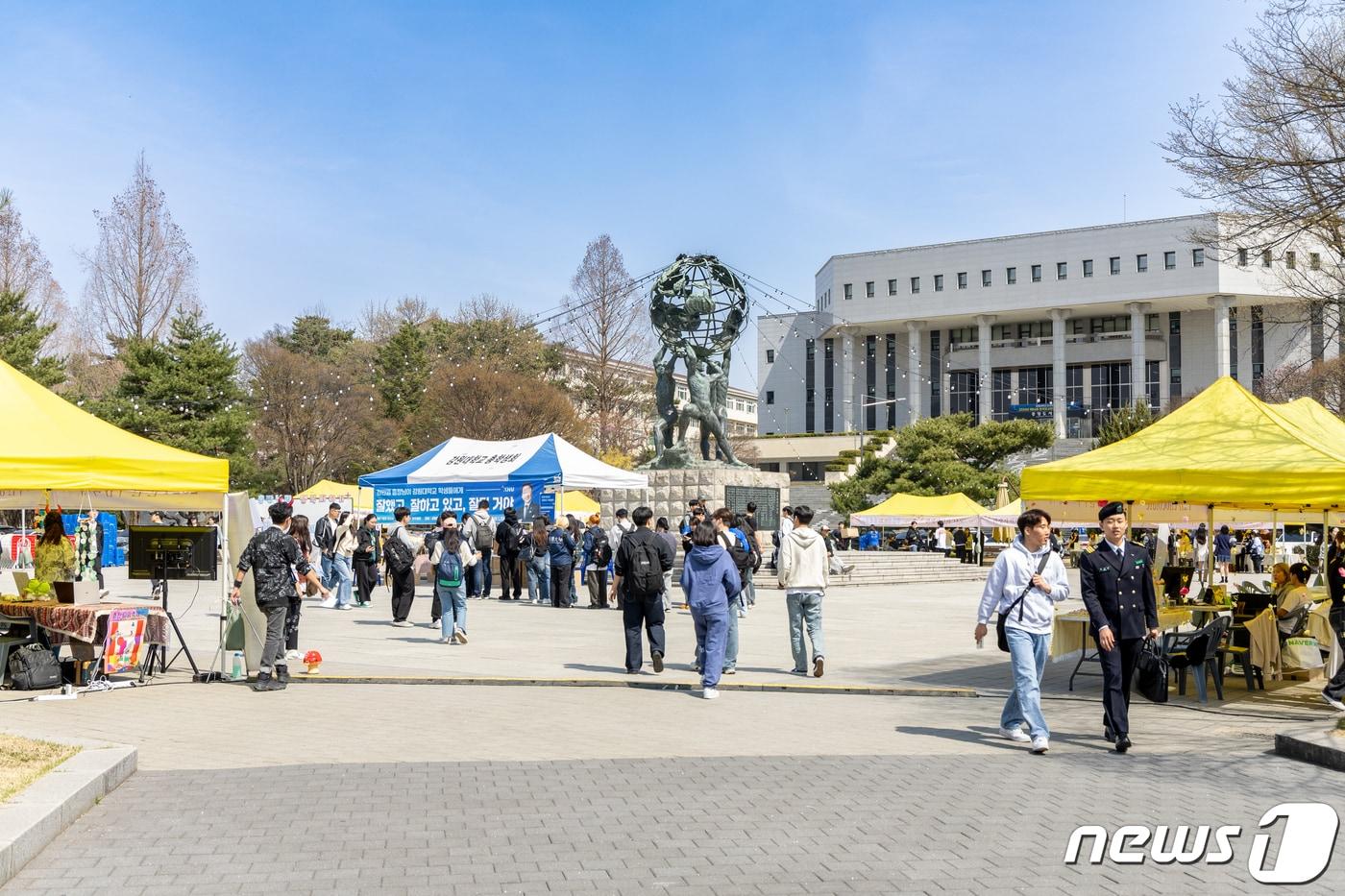 봄 축제 즐기는 강원대 학생들.&#40;강원대 제공&#41;