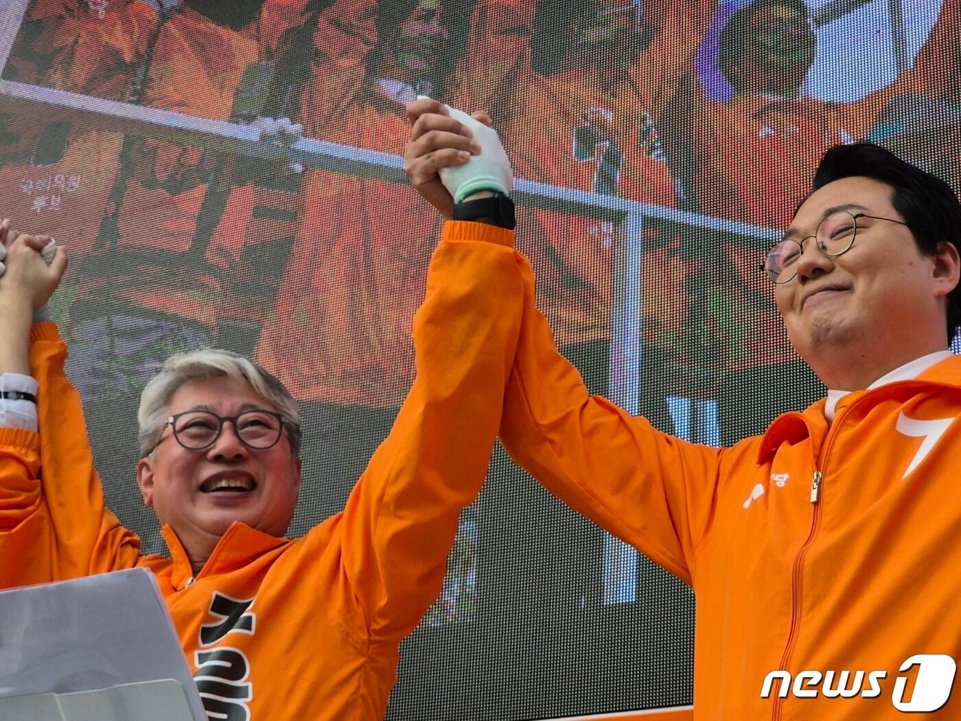 천하람 개혁신당 총괄선거대책위원장이 2일 오후 경기 남양주시 호평동 이마트 앞 사거리에서 4‧10총선 남양주갑에 출마하는 조응천 후보 지원유세를 하고 있다.2024.04.01./뉴스1 ⓒ News1 양희문 기자