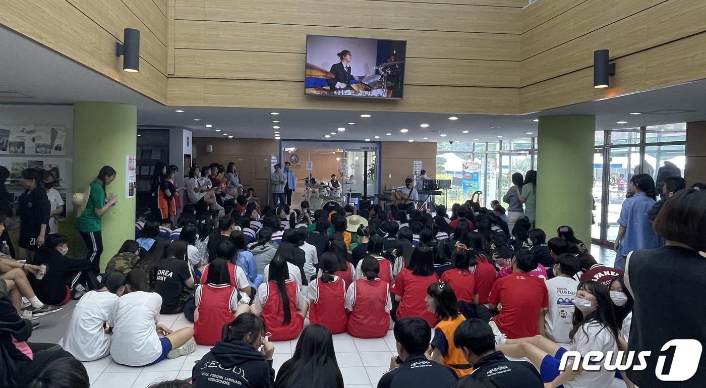  지난해 서울외고가 꿈의 학교 활동으로 진행한 버스킹 행사 &#40;도봉구 제공&#41;