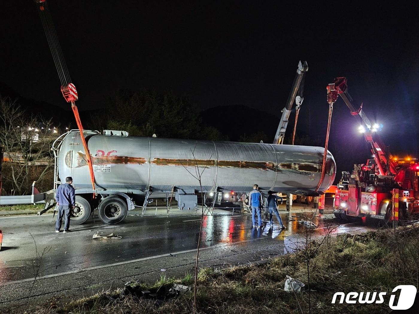 2일 오후 2시23분께 충남 공주시 반포면 온천리 삽재교차로 인근 도로에서 액화석유가스&#40;LPG&#41;를 실은 탱크로리가 옆으로 넘어지는 사고가 발생했다. &#40;공주소방서 제공&#41; /뉴스1