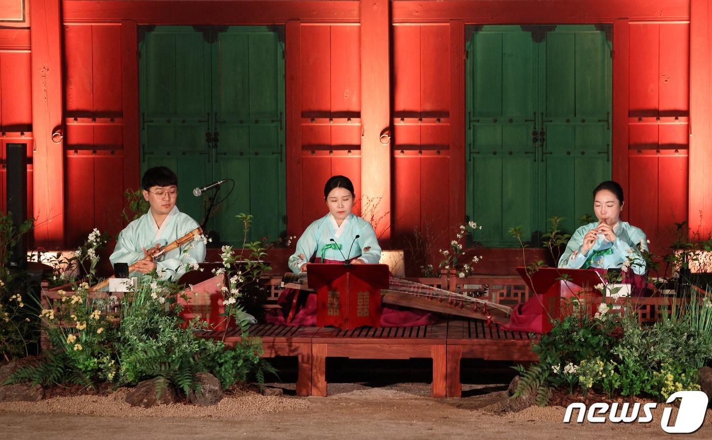 2일 오후 서울 경복궁에서 열린 경복궁 별빛야행 사전행사에서 공연이 열리고 있다. &#39;경복궁 별빛야행&#39;은 오는 3일부터 5월4일까지 하루 2회씩 운영한다. 2024.4.2/뉴스1 ⓒ News1 이동해 기자