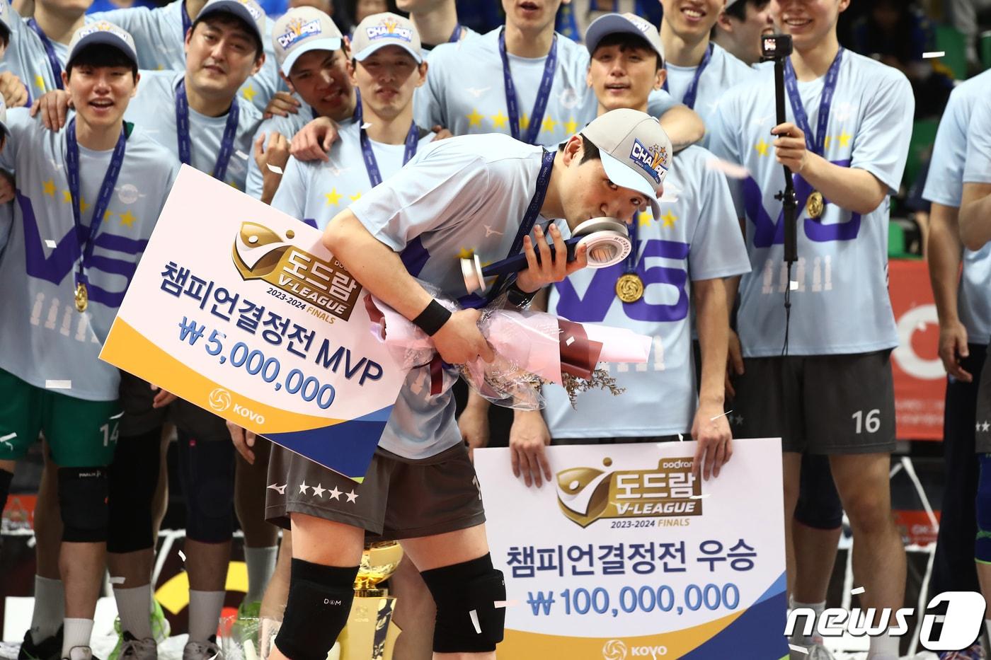 2일 오후 경기 안산 상록수체육관에서 열린 도드람 2023~2024 프로배구 V-리그 챔피언결정전 3차전 대한항공과 OK금융그룹의 경기에서 대한항공이 승리하며 프로배구 사상 첫 통합 4연패를 달성했다. 이날 챈피언결정전 MVP를 차지한 정지석이 세리머니를 하고 있다.2024.4.2/뉴스1 ⓒ News1 이광호 기자