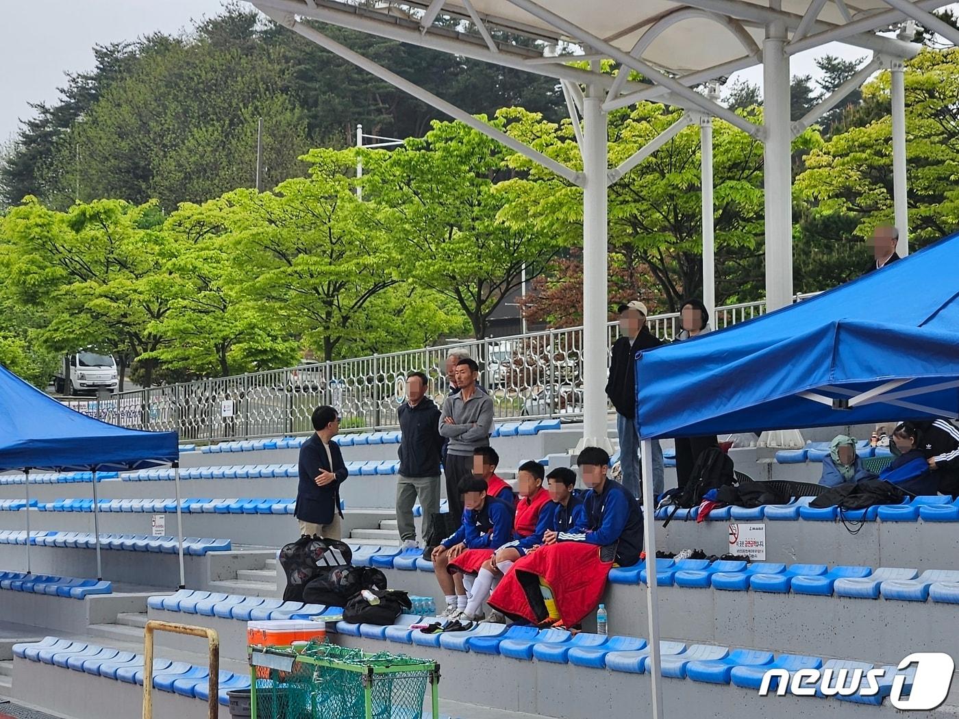 &#39;축구스타&#39; 손흥민의 아버지 손웅정 SON아카데미 감독이 20일 강원 강릉강남축구공원 1구장에서 열린 SON아카데미U15와 평창유나이티드U15 경기를 지켜보고 있다.2024.4.20/뉴스1 ⓒ News1 한귀섭 기자