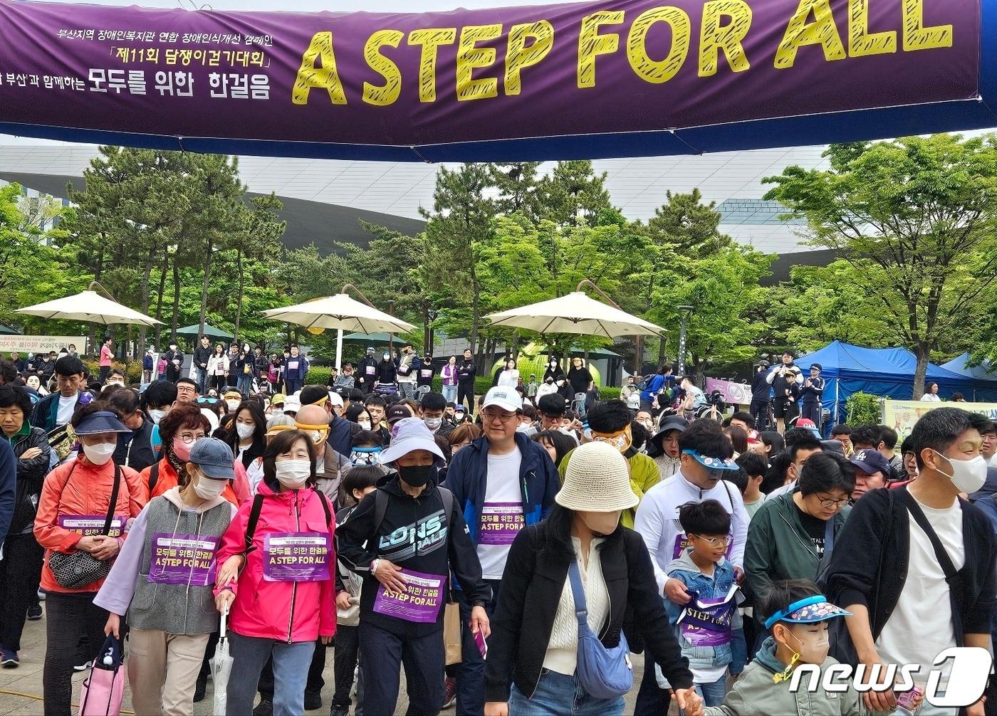 20일 부산 해운대구 APEC 나루공원 일원에서 열린 제11회 담쟁이걷기대회 참가자들이 신호에 맞춰 출발하고 있다.2024.4.20/뉴스1 ⓒ News1 조아서 기자