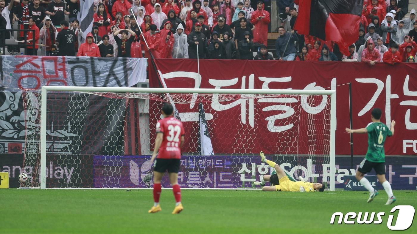 20일 오후 서울 마포구 월드컵경기장에서 열린 &#39;프로축구 하나은행 K리그1 2024 8라운드&#39; FC서울과 전북 현대의 경기 전반전, 전북 송민규가 선제골을 넣고 있다. 2024.4.20/뉴스1 ⓒ News1 안은나 기자