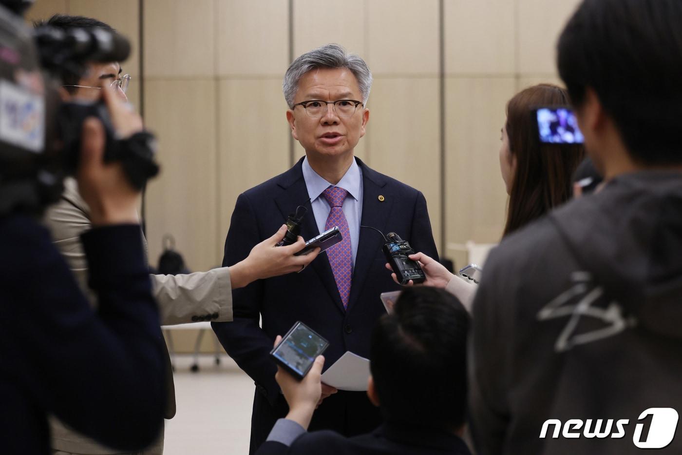 김택우 대한의사협회 비상대책위원장이 20일 서울 용산구 대한의사협회에서 열린 비상대책위원회 제9차 회의에 앞서 취재진의 질문에 답하고 있다. 이날 비대위는 정부가 의대생 증원 규모를 대학별 여건에 맞춰 자율 조정할 수 있도록 한 것에 대한 대응 방안 등을 논의한다. 2024.4.20/뉴스1 ⓒ News1 박지혜 기자