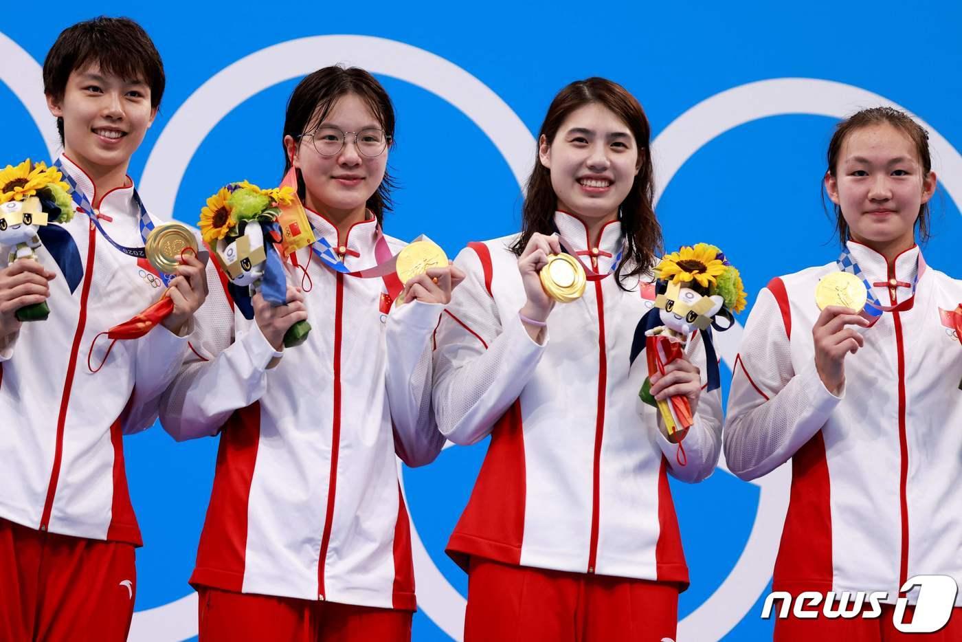 도쿄 올림픽 수영 여자 계영 800m에서 우승한 뒤 금메달을 목에 건 중국 선수들. ⓒ AFP=뉴스1