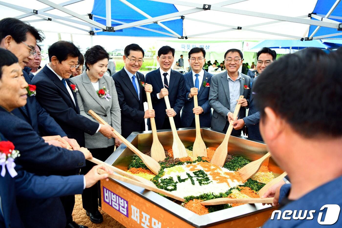 지난 20일 제2회 장안산 봄나물 축제가 전북자치도 장수군 계남면에서 열리고 있다. 내빈들이 비빕밥을 만들고 있다.&#40;장수군제공&#41;2024.4.21/뉴스1