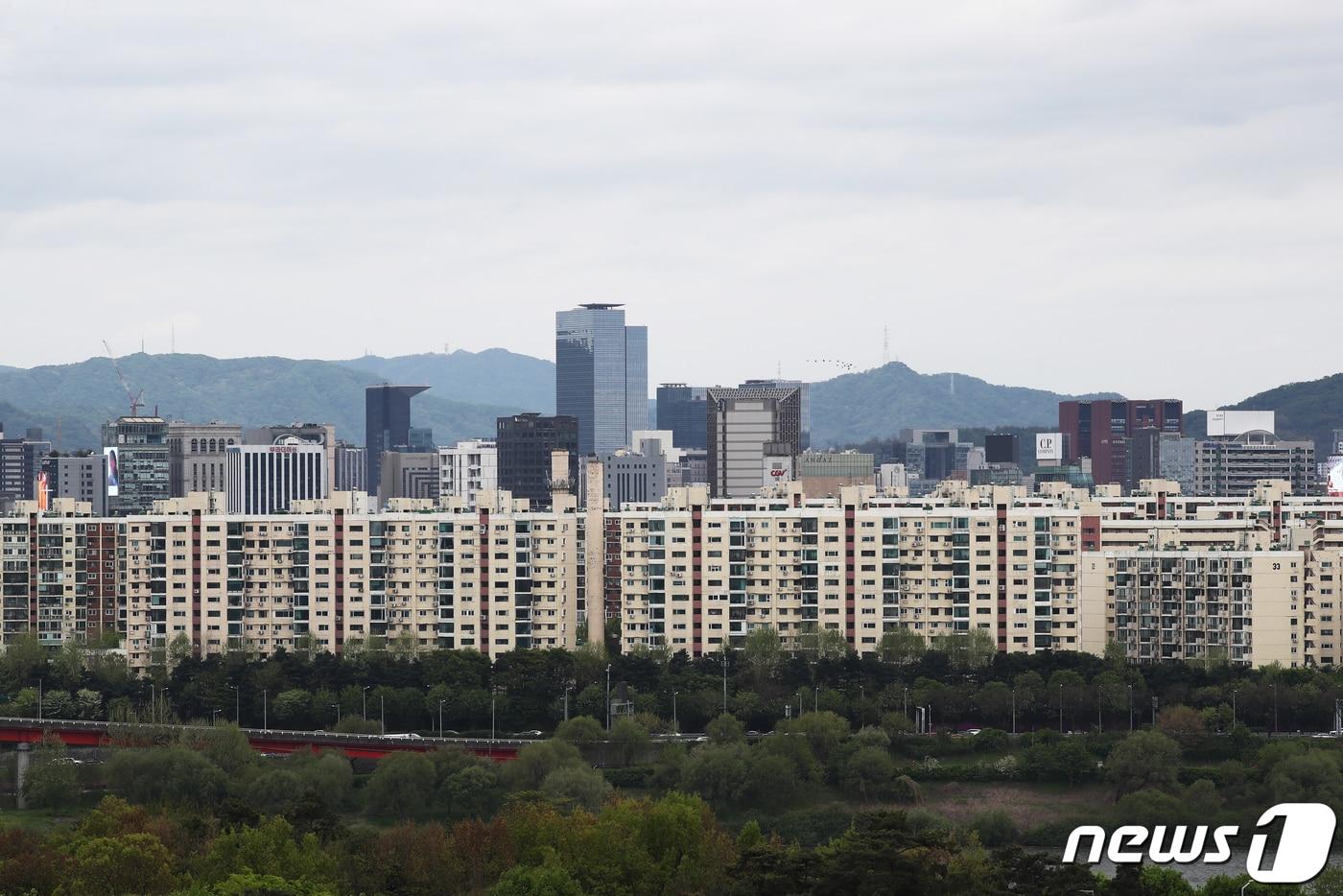 서울 강남 3구와 비강남지역의 아파트 가격 겨차가 커지며 아파트값 양극화가 심화되고 있는 가운데 21일 서울도심에서 바라본 강남 아파트 단지 모습. 2024.4.21/뉴스1 ⓒ News1 이광호 기자