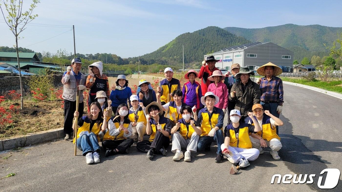 1사1촌 일손돕기 봉사활동에 참여한 중소기업사랑나눔재단 임직원과 대학생 서포터즈들이 기념촬영을 하고 있다.&#40;중소기업사랑나눔재단 제공&#41;