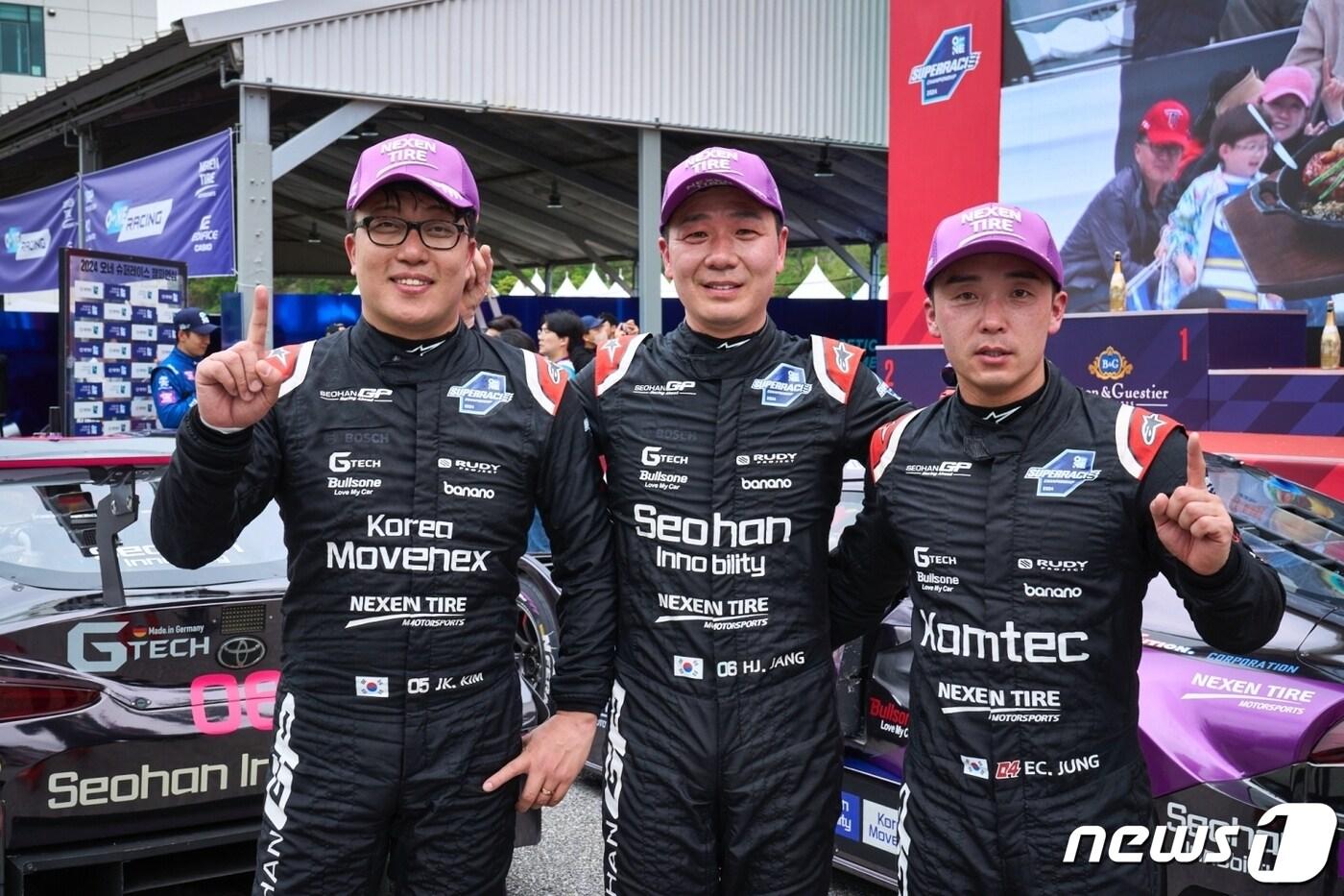 2라운드에서 우승을 차지한 장현진&#40;가운데&#41;이 2위 김중군&#40;왼쪽&#41;, 3위 정의철&#40;오른쪽&#41;과 함께 포즈를 취하고 있다. &#40;슈퍼레이스 제공&#41;