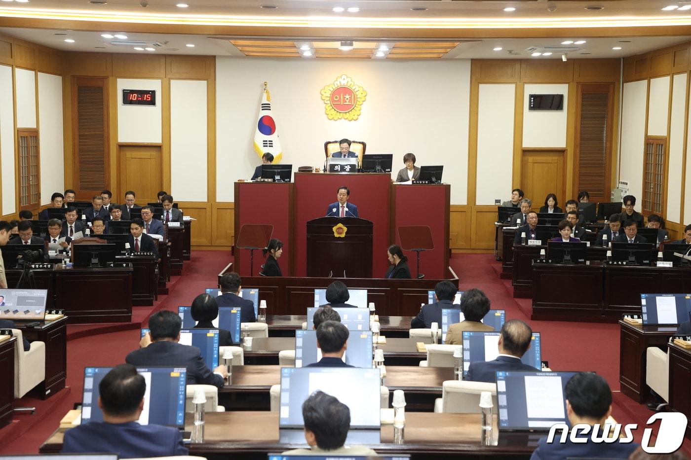 22일 대구시의회 제308회 임시회 개회식에 참석한 홍준표 시장이 시정연설을 하고 있다. 사진은 본회의장 모습&#40;대구시의회 제공&#41;