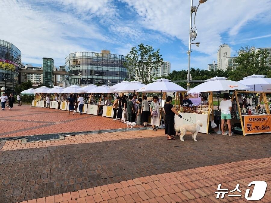 지난해 일산문화광장에서 열린 &#39;고양호수마켓&#39; 모습. &#40;고양시 제공&#41;