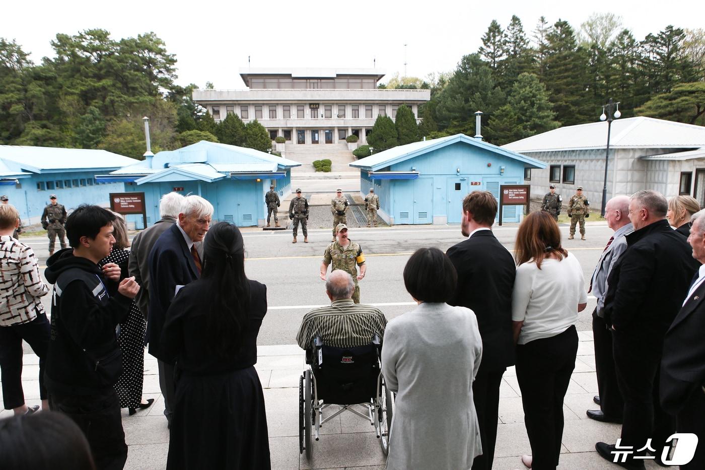 가평전투 73주년을 맞아 방한한 영연방 4개국&#40;영국, 캐나다, 호주, 뉴질랜드&#41; 참전용사와 유가족들이 22일 오전 경기도 파주시 DMZ 내 판문점을 찾아 설명을 듣고 있다. &#40;국가보훈부 제공&#41; 2024.4.22/뉴스1