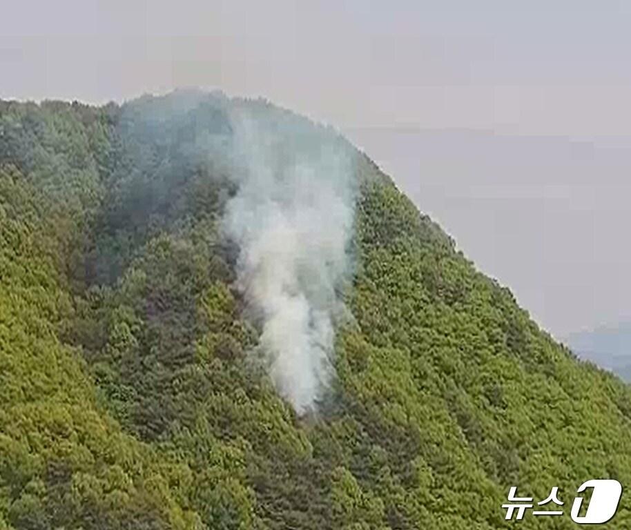 22일 낮 1시40분쯤 충북 충주시 신니면의 한 야산에서 불이 났다.&#40;산림청 제공&#41;./뉴스1