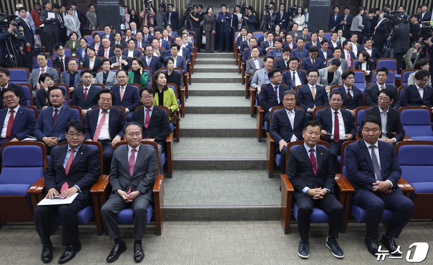 윤재옥 국민의힘 원내대표 겸 당대표 권한대행과 당선인들이 22일 서울 여의도 국회에서 열린 제22대 국회의원 당선자총회에 참석하고 있다. 2024.4.22/뉴스1 ⓒ News1 ,송원영 기자