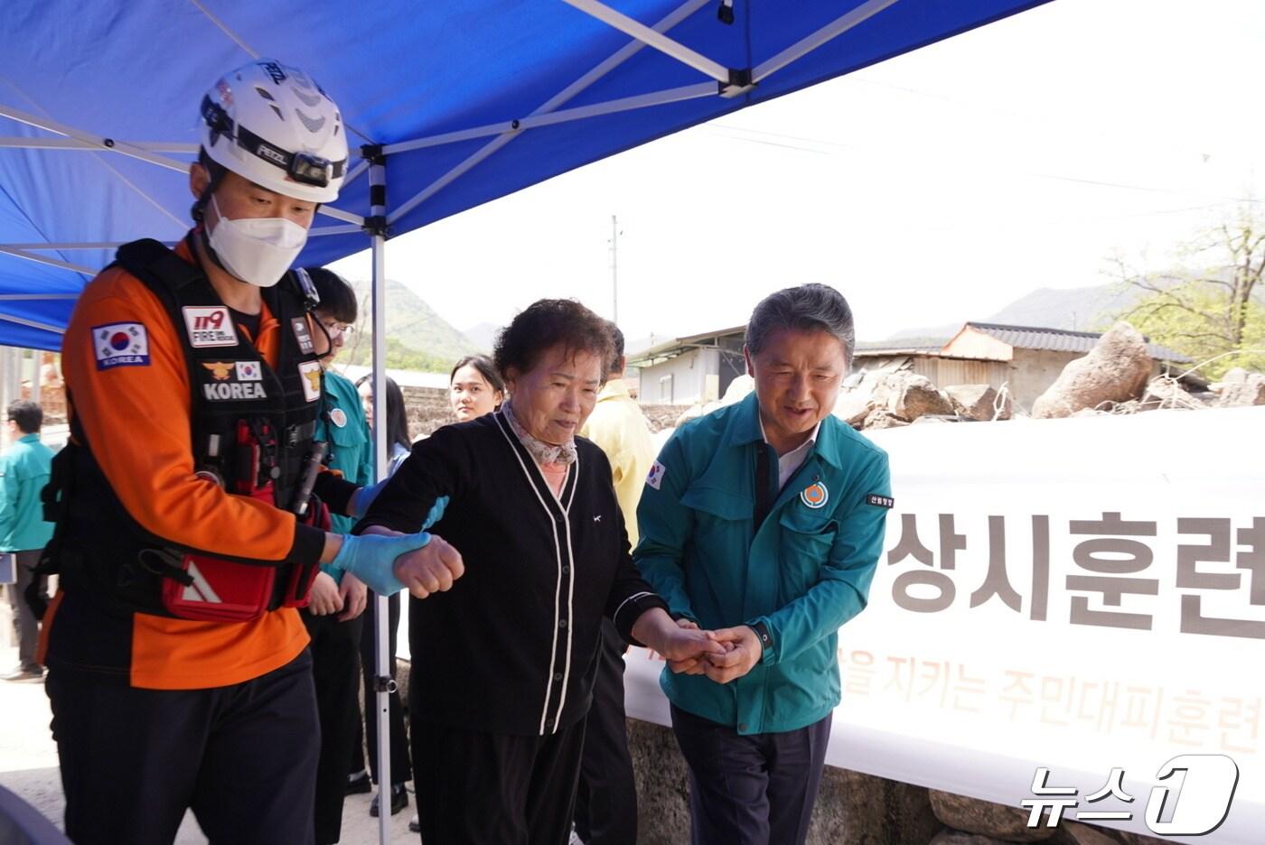 남성현 산림청장이 재난대응 소방관과 함께 주민을 안전한 대피경로로 안내하고 있다. &#40;산림청 제공&#41;/뉴스1 