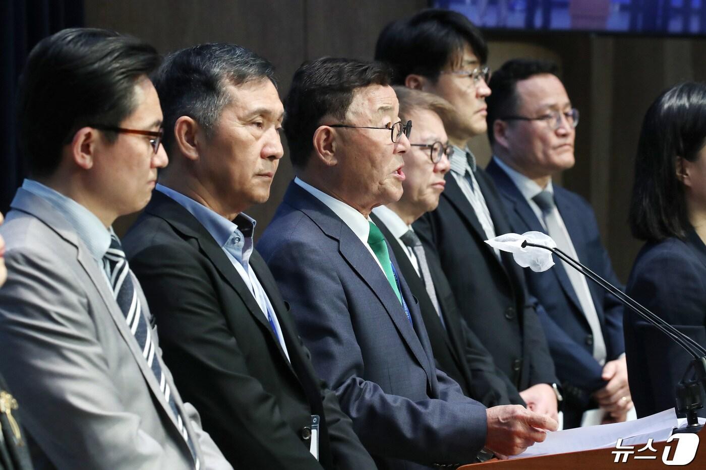 김상균 연금개혁 공론화위원회 위원장이 22일 오후 서울 여의도 국회 소통관에서 기자회견을 갖고 연금개혁 공론화에 참여한 시민대표단을 대상으로 진행된 설문조사 결과를 발표하고 있다. 2024.4.22/뉴스1 ⓒ News1 임세영 기자